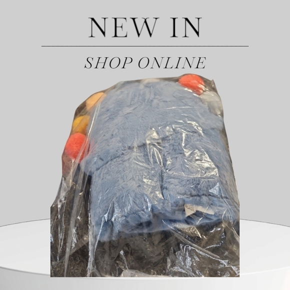 NWT Pillowfort Pom Hooded Kids Blanket w/ Built-in Hand Mitts - Picture 7 of 7